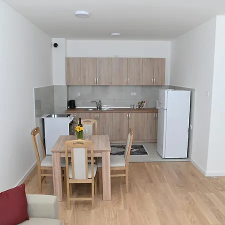 Aleks Apartman *
