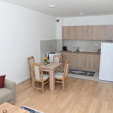 Aleks Apartman *